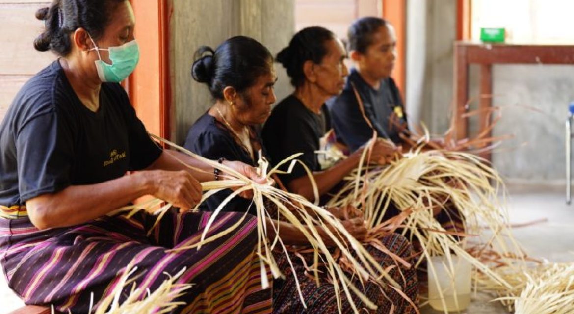 Program TJSL Pelindo Bantu Kembangankan Tenun dan Anyaman Warga di NTT