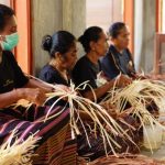 Program TJSL Pelindo Bantu Kembangankan Tenun dan Anyaman Warga di NTT