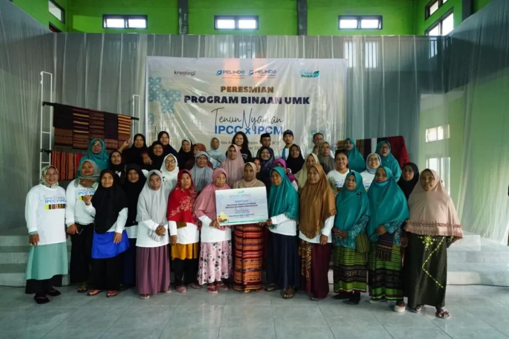 Program TJSL Pelindo Bantu Kembangan Tenun dan Anyaman Warga di NTT